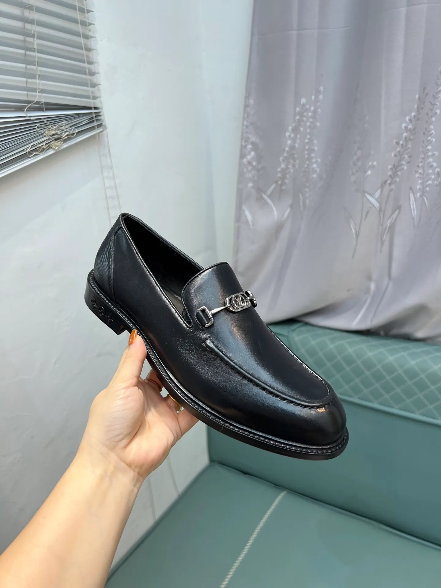 Men's shoes 💰1020 LV top luxury brand, high-quality men's business formal leather shoes, imported genuine leather soles! Customized imported leather, the first layer of open-edge beaded lacquered cowhide, the texture is incomparable, the imported cowhide lining, high-end high-end shoes, don't miss it! size:39-44 (Male 38 45 46 customized)